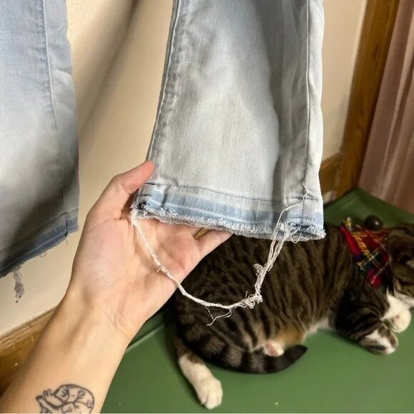 Articles of Society Women's Jeans 26 Ankle Fringe Cuffs Comfy Relaxed Light Wash - Picture 2 of 8